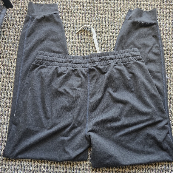 Vuori Charcoal Joggers with Logo Patch - Picture 9 of 10